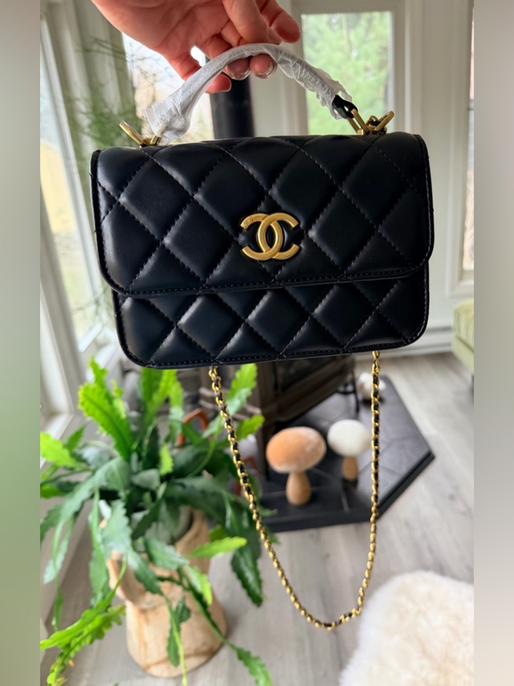 CHANEL Black Quilted Leather Crossbody Bag with Gold Hardware - Picture 2 of 16